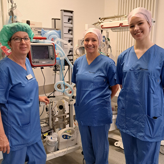 Auszubildende und Anästhesietechnische Assistentin am Beatmungsgerät, Auszubildende in der Praxis, OTA- und ATA-Ausbildung, Immanuel Klinikum Bernau