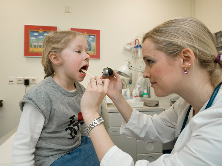 Ärztin schaut in den Mund eines Mädchens - Immanuel Klinikum Bernau - Eltern - Wir Sie vorbeugen können