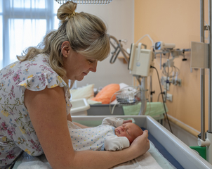 Mutter mit neugeborenem Baby - Kindermedizin - Immanuel Klinikum Bernau bei Berlin