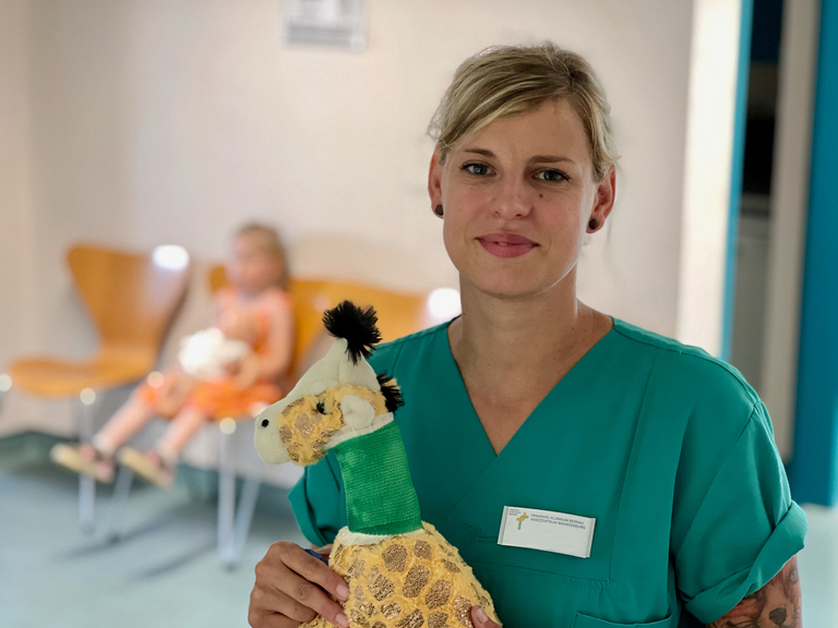 Pflegekraft mit Giraffe - Kindermedizin - Immanuel Klinikum Bernau bei Berlin
