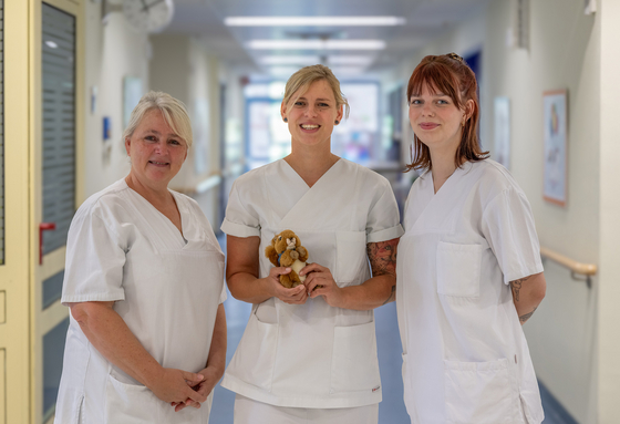 Pflegekräfte mit Eichhörnchen Fridolin - Kindermedizin - Immanuel Klinikum Bernau bei Berlin