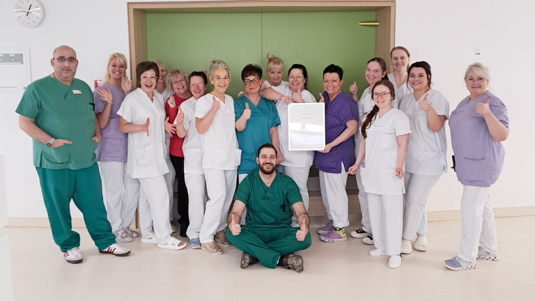 Mitarbeiterinnen und Mitarbeiter des Immanuel Klinikum Bernau Herzzentrum Brandenburg mit dem Gold-Zertifikat für Händehygiene