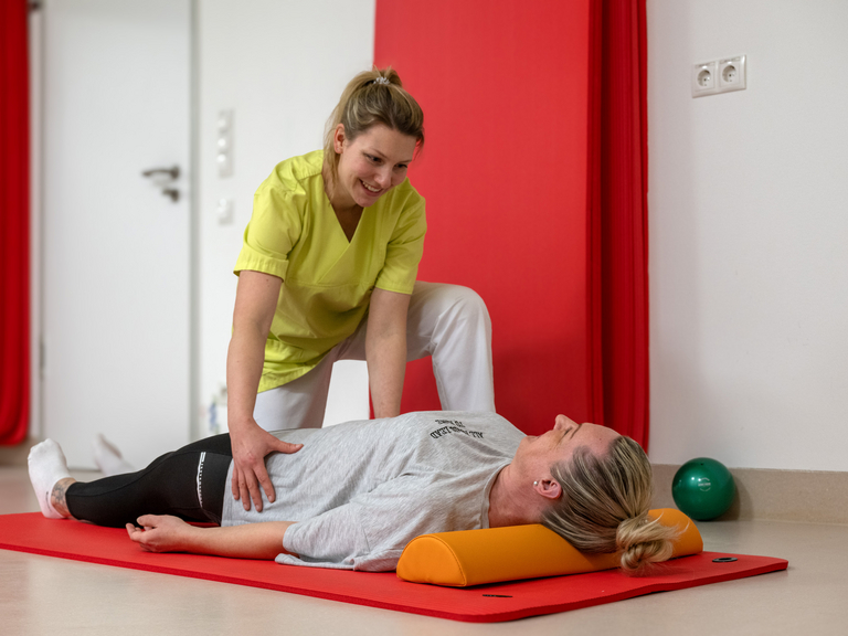 Physiotherapeutin bei Übung mit Patientin auf dem Boden - Immanuel Klinikum Bernau bei Berlin - Physiotherapie