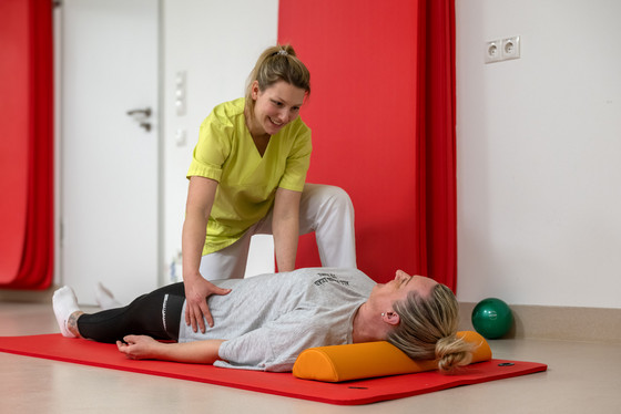 Physiotherapeutin bei Übung mit schwangerer Patientin - Immanuel Klinikum Bernau - Physiotherapie in der Gynäkologie und Geburtshilfe
