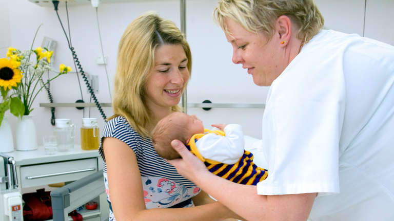 Hebamme übergibt Neugeborenes der Mutter - Immanuel Klinikum Bernau - Geburtshilfe - nach der Geburt
