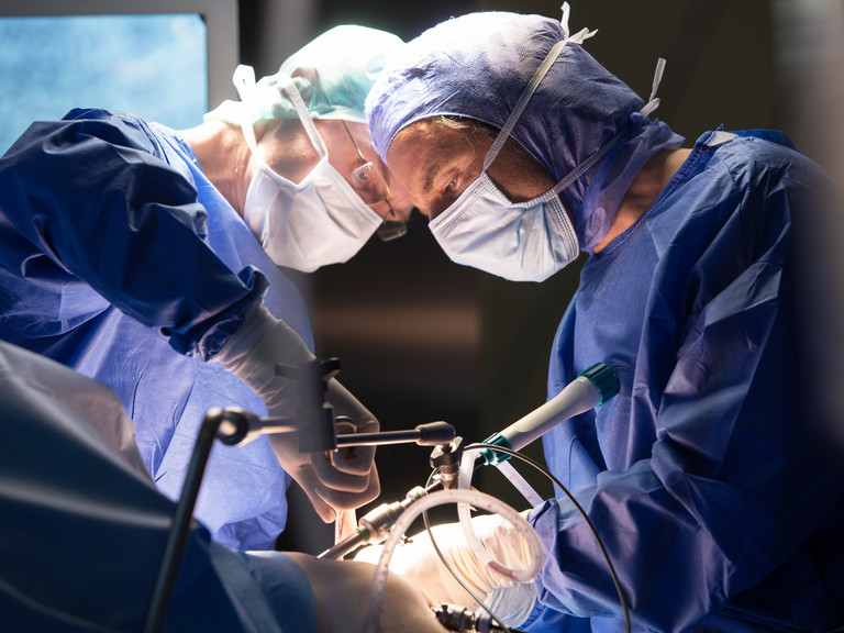 Zwei Ärzte während einer OP - Abteilungen - Immanuel Klinikum Bernau - Chirurgie