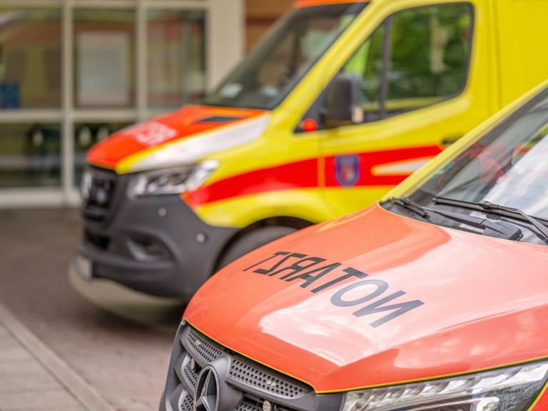 zwei Rettungswagen stehen vor dem Eingang zur Rettungstelle des Immanuel Klinikum Bernau