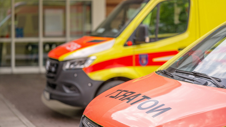 zwei Rettungswagen stehen vor dem Eingang zur Rettungstelle des Immanuel Klinikum Bernau