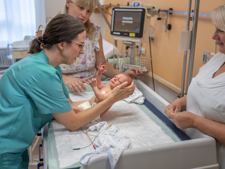 Ärztin mit Neugeborenem - Kindermedizin - Immanuel Klinikum Bernau bei Berlin