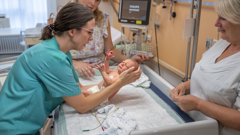 Ärztin mit Neugeborenem - Kindermedizin - Immanuel Klinikum Bernau bei Berlin