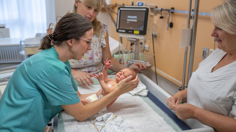 Ärztin mit Neugeborenem - Kindermedizin - Immanuel Klinikum Bernau bei Berlin