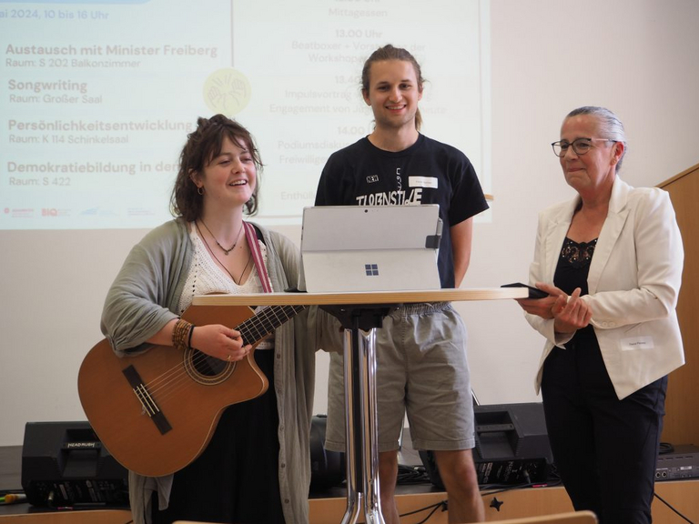 Vortrag des FSJ-Songs bei der Jubiläumsveranstaltung 60 Jahre Freiwilliges Soziales Jahr in Potsdam