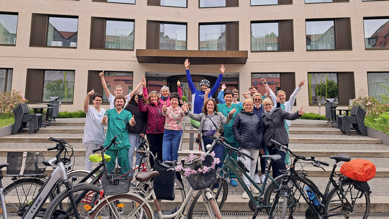 Das Team „Immanuel Klinikum & Netzwerk Gesunde Kinder radeln“ jubelt vor dem Krankenhaus zum 1. Platz beim Stadtradeln Bernau 2025 mit ihren Fahrrädern, Netzwerk Gesunde Kinder Barnim Süd, Immanuel Klinikum Bernau Herzzentrum Brandenburg Das Team „Immanuel Klinikum & Netzwerk Gesunde Kinder radeln“ jubelt vor dem Krankenhaus zum 1. Platz beim Stadtradeln Bernau 2025 mit ihren Fahrrädern