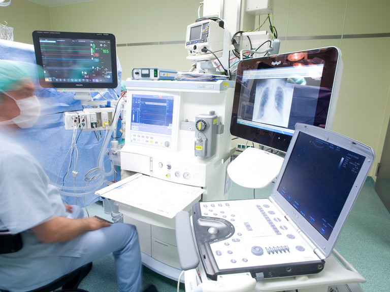 Anästhesist überwacht im OP Monitore - Immanuel Klinikum Bernau - Anästhesiologie 