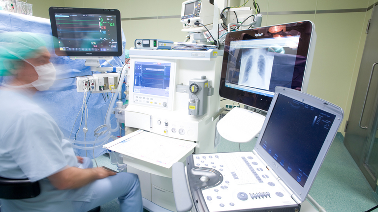 Anästhesist überwacht im OP Monitore - Immanuel Klinikum Bernau - Anästhesiologie 