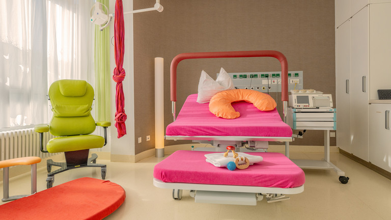 Ein moderner Kreißsaal im Immanuel Klinikum Bernau Herzzentrum Brandenburg