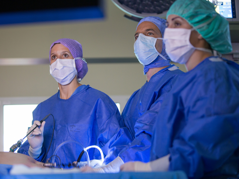 Ärztinnen und Arzt während einer OP - Immanuel Klinikum Bernau - Viszeralchirurgie