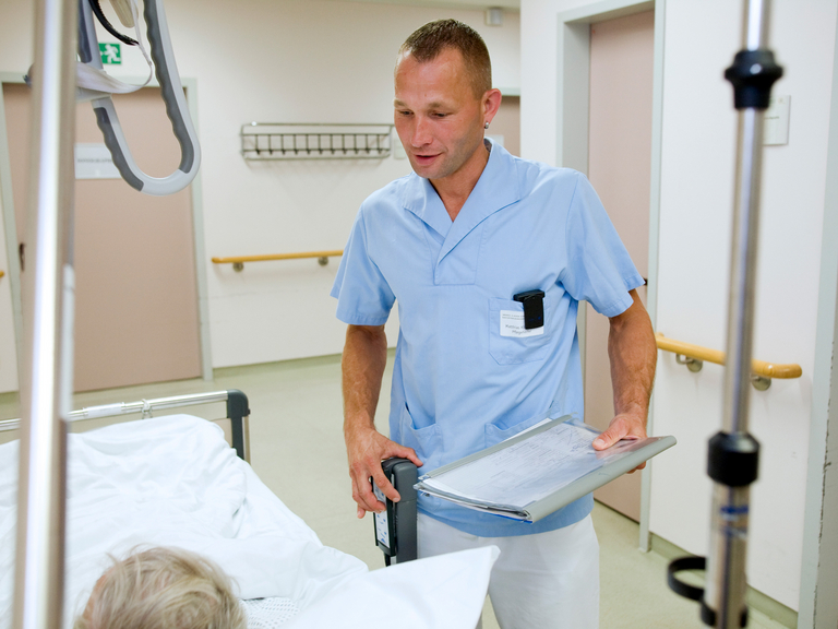 Pfleger am Patientenbett - Pflege - Immanuel Klinikum Bernau