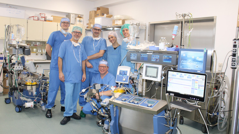 Das Team der Firma Eurosets mit Felix Abe, Klinischer Perfusionist (hinten links) und Torsten Müller, Leitung Perfusiologie (erste Reihe, unten)