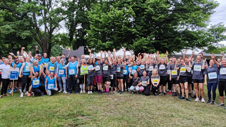 Gruppenbild mit Mitarbeitenden beim Teamstaffellauf Gruppenbild mit Mitarbeitenden beim Teamstaffellauf