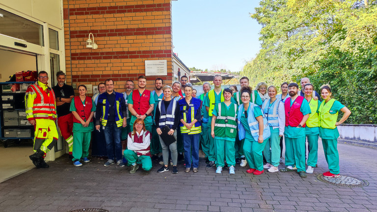 Immanuel Klinikum Bernau - Nachricht - Großangelegte Katastrophenschutzübung - Gruppenbild vor Eingang der ZNA