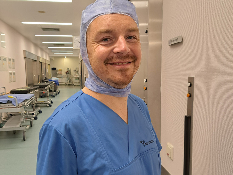 Operationsassistent Sebastion Vogel in Dienstkleidung