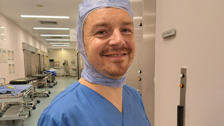 Operationsassistent Sebastian Vogel in Dienstkleidung Operationsassistent Sebastian Vogel in Dienstkleidung