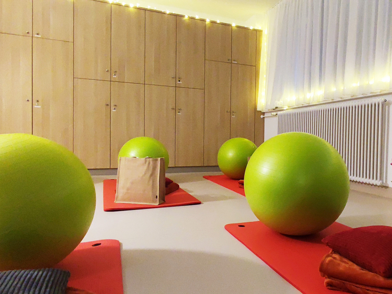 Kursraum mit Gymnastikbällen und Matten - Immanuel Klinikum Bernau bei Berlin - Geburtshilfe