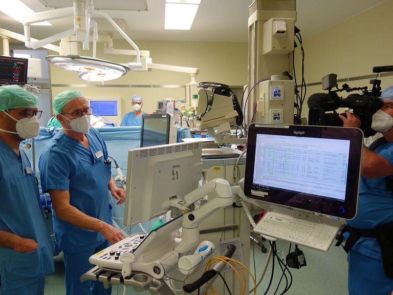 Immanuel Klinikum Bernau Herzzentrum Brandenburg - Kamal Ashtewi (links) und Chefarzt Dr. Georg Fritz bei der Übergabe der Anästhesie während einer OP