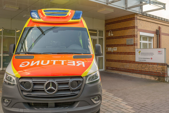 Auf dem Foto sieht man einen Rettungswagen vor dem Krankenhaus Auf dem Foto sieht man einen Rettungswagen vor dem Krankenhaus