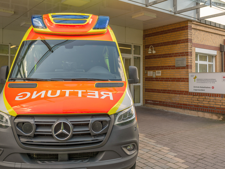 Rettungswagen vor Eingang zur Zentralen Notaufnahme - Immanuel Klinikum Bernau bei Berlin 