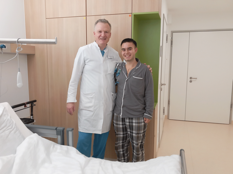 Immanuel Herzzentrum Brandenburg - Nachrichten - Gemeinsam für ein Leben - Matej Uzunović mit Prof. Dr. med. Johannes Albes