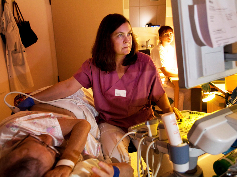 Ärztin untersucht Patient mit Ultraschall - Immanuel Klinikum Bernau - Innere Medizin - Gastroenterologie