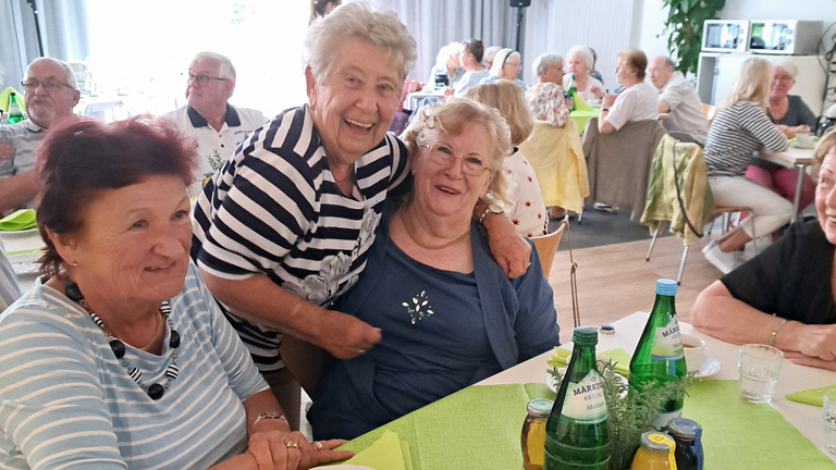 Ehemalige Mitarbeiterinnen an Kaffeetisch