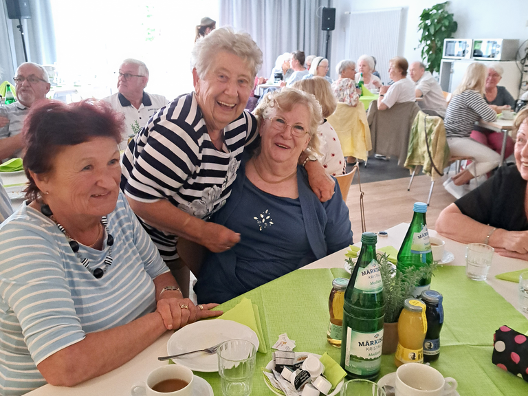 Ehemalige Mitarbeiterinnen an Kaffeetisch Ehemalige Mitarbeiterinnen an Kaffeetisch