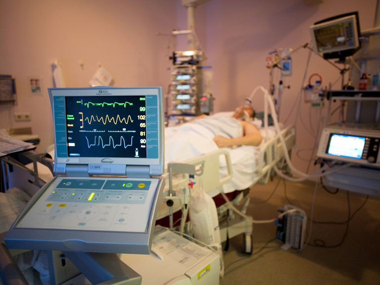Blick auf Monitor auf Intensivstation mit Patient im Hintergrund - Immanuel Klinikum Bernau - Intensivmedizin