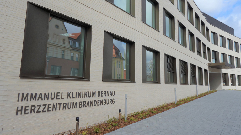 Schriftzug an Hausfassade - Immanuel Klinikum Bernau - Über uns