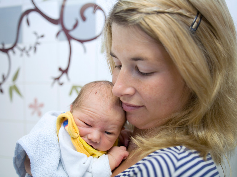 Frau mit Baby im Arm - Immanuel Klinikum Bernau - Neugeborenenmedizin