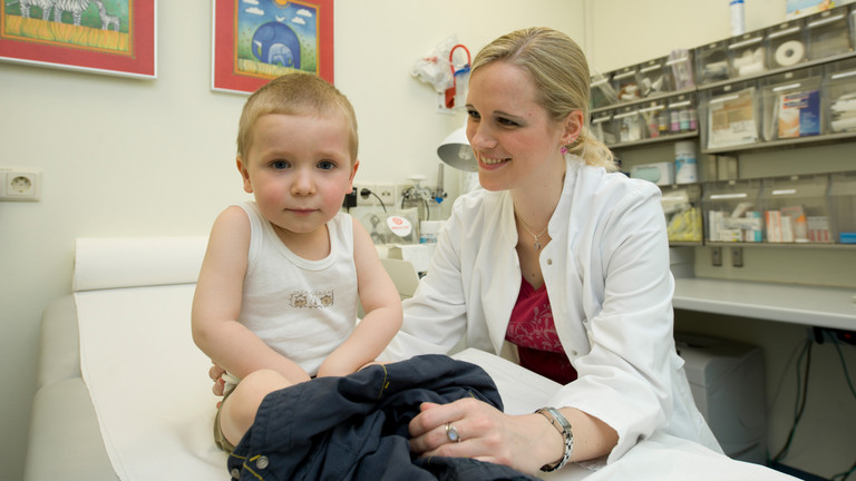 Junge auf Behandlungsliege mit Ärztin - Immanuel Klinikum Bernau - Kinder- und Jugendmedizin