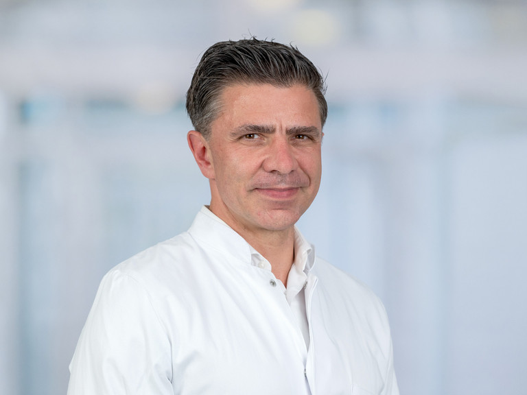 Portraitbild von Marc Kriege, neuer Chefarzt der  Anästhesiologie, Intensivmedizin und Schmerztherapie am Immanuel Klinikum Bernau Herzzentrum Brandenburg und Professor an der Medizinischen Hochschule Brandenburg Theodor Fontane (MHB) 