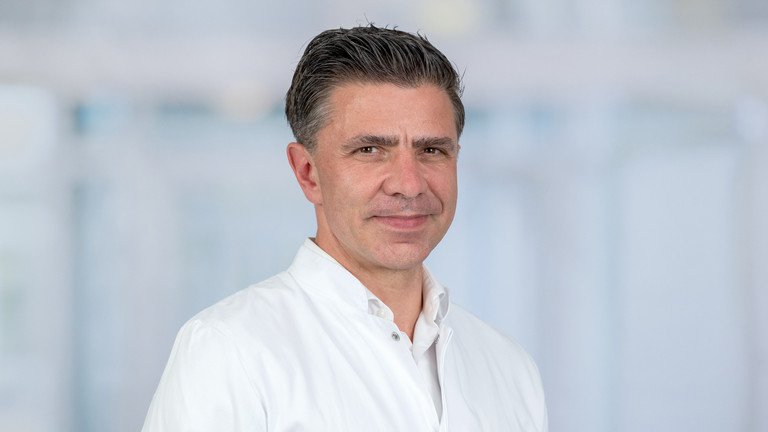 Portraitbild von Marc Kriege, neuer Chefarzt der  Anästhesiologie, Intensivmedizin und Schmerztherapie am Immanuel Klinikum Bernau Herzzentrum Brandenburg und Professor an der Medizinischen Hochschule Brandenburg Theodor Fontane (MHB) 