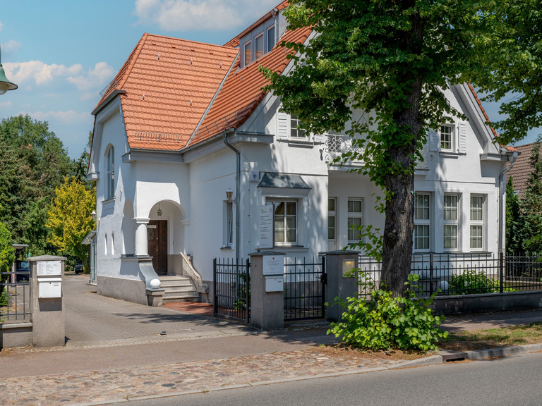 Hausansicht des Immanuel MVZ Klosterfelde zur Pressemitteilung Neue Kinderärztin stärkt Versorgung in Klosterfelde Hausansicht des Immanuel MVZ Klosterfelde zur Pressemitteilung Neue Kinderärztin stärkt Versorgung in Klosterfelde