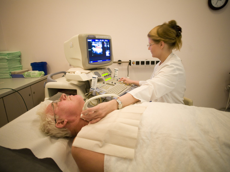 Ultraschalluntersuchung am Hals eines Patienten - Funktionsdiagnostik - Immanuel Klinikum Bernau