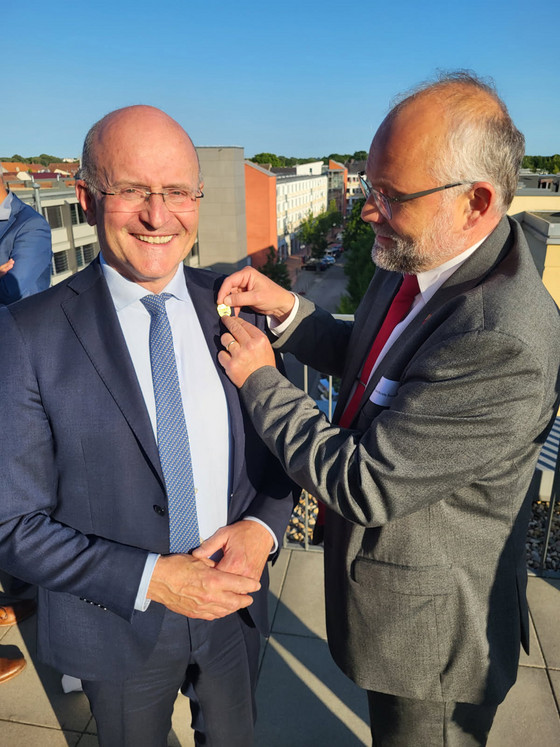 Landrat Daniel Kurth steckt Dr. med. Georg Fritz die Nadel an Landrat Daniel Kurth steckt Dr. med. Georg Fritz die Nadel an