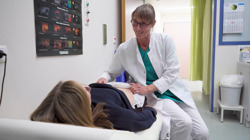 Ärztin untersucht Patientin