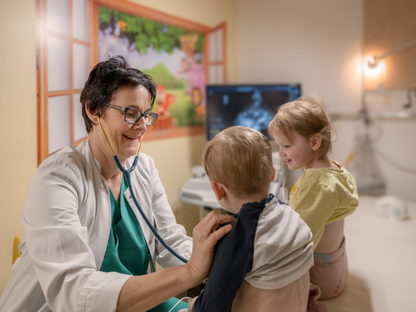Ärztin untersucht zwei Kinder mit Stethoskop- Immanuel Klinikum Bernau - Kinder- und Jugendmedizin