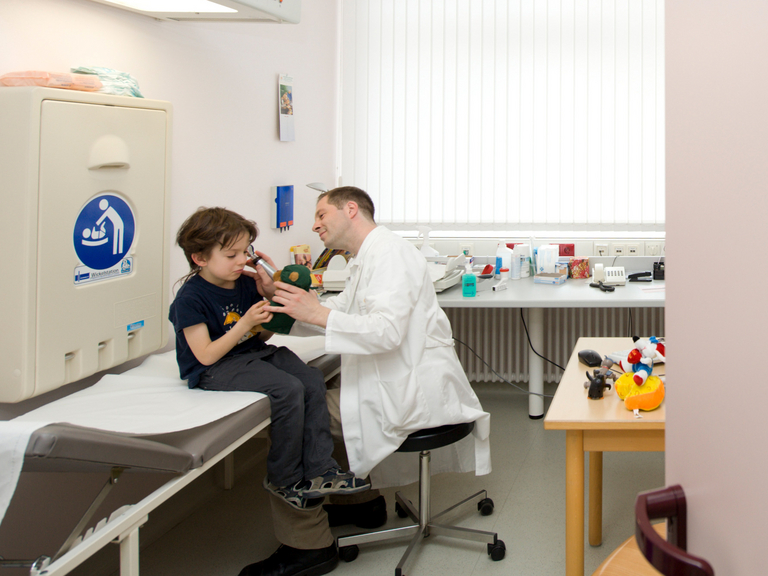 Arzt untersucht Kind in Behandlungszimmer - Immanuel Klinikum Bernau - Kinder- und Jugendmedizin - Elterninformationen