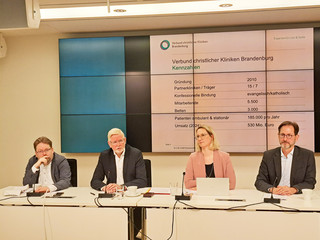 Benjamin Lassiwe (Moderation), Hans-Ulrich Schmidt, Verena Plocher, Alexander Mommert auf dem Podium