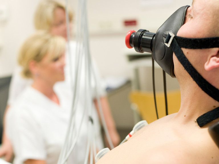 Patient mit Maske und Sensoren - Immanuel Klinikum Bernau - Innere Medizin - Pneumologie