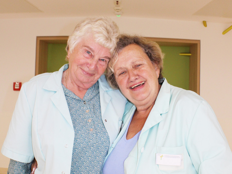 Ehrenamtliche Mitarbeiterinnen Arm in Arm, Grüne Damen und Herren, Ehrenamtliche Mitarbeit im Krankenhaus, Ehrenamt gesucht, Immanuel Klinikum Bernau, Bernau bei Berlin